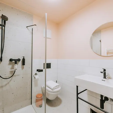 Velotique Angelika - Self-check-in Hotel